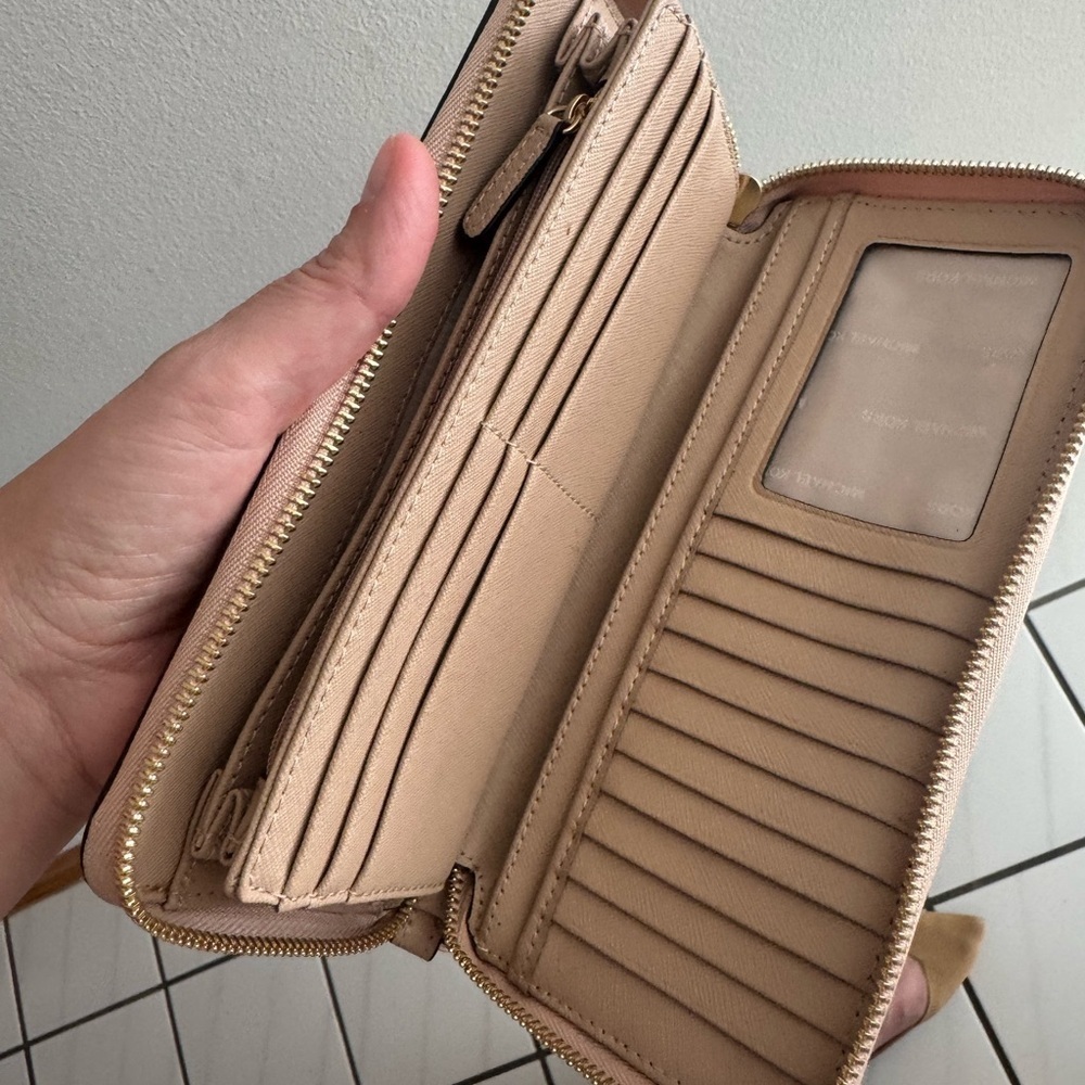 Michael Kors Cream Wallet pebbled leather - Picture 5 of 16